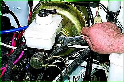 So entfernen und installieren Sie den Hauptbremszylinder des Autos GAZ-2705