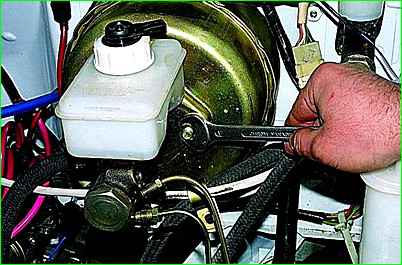 So entfernen und installieren Sie den Hauptbremszylinder des Autos GAZ-2705