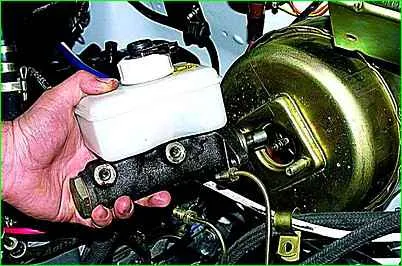 So entfernen und installieren Sie den Hauptbremszylinder des GAZ-2705