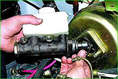 So entfernen und installieren Sie den Hauptbremszylinder des GAZ-2705