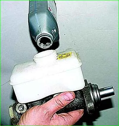So entfernen und installieren Sie den Hauptbremszylinder des GAZ-2705