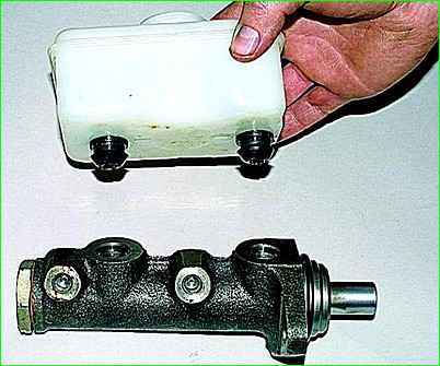 So entfernen und installieren Sie den Hauptbremszylinder des Autos GAZ-2705