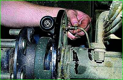 Cómo reemplazar el cilindro de freno de las ruedas traseras de un GAZ-2705