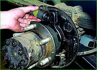 Cómo reemplazar el cilindro de freno de las ruedas traseras de un GAZ-2705