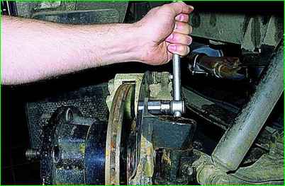 Replacing the brake caliper GAZ-2705