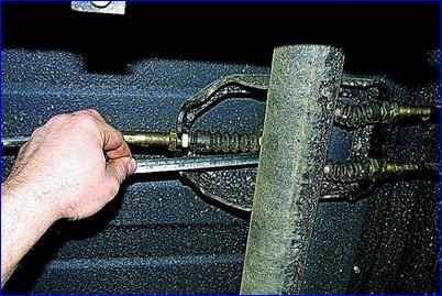 Adjusting the parking brake drive