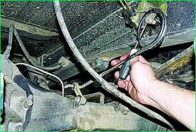 Ersetzen der Bremsflüssigkeit und Entlüften des Bremssystems des GAZ-2705