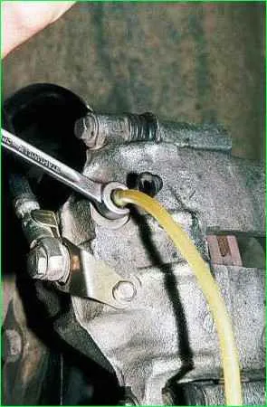 Ersetzen der Bremsflüssigkeit und Entlüften des Bremssystems des GAZ-2705