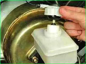 Ersetzen der Bremsflüssigkeit und Pumpen des Bremssystems des Autos GAZ-2705