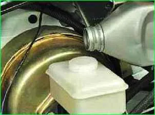 Ersetzen der Bremsflüssigkeit und Pumpen des Bremssystems des Autos GAZ-2705
