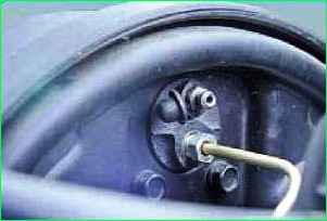 Ersetzen der Bremsflüssigkeit und Entlüften des Bremssystems des GAZ-2705