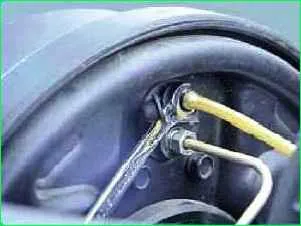 Ersetzen der Bremsflüssigkeit und Entlüften des Bremssystems des GAZ-2705