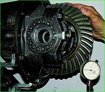 Montage und Einstellung des Achsgetriebes des Autos GAZ-2705