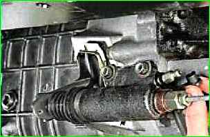 How to pump and replace the hydraulic clutch fluid of the GAZ-2705