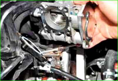 Removing the throttle assembly