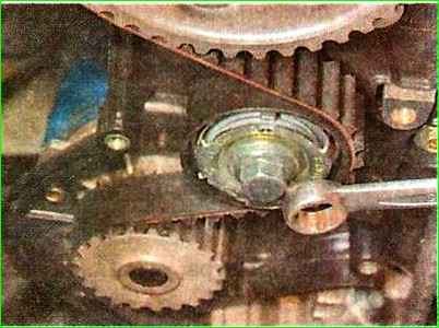 Replacing a timing belt with automatic tensioner