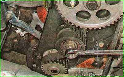 Checking the timing belt with tension roller