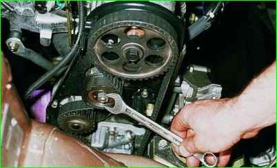 Replacing a timing belt with tension roller