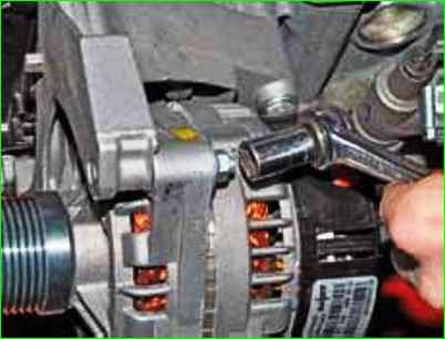 Replacing the generator belt Lada Granta