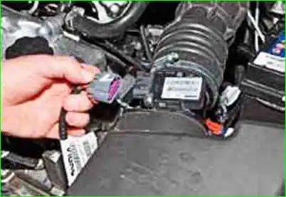 Entfernung und Einbau des Luftfiltergehäuses Entfernen und Einbauen des Luftfiltergehäuses