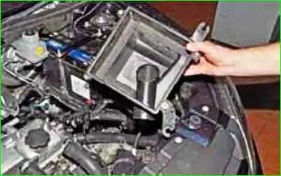 Entfernung und Einbau des Luftfiltergehäuses Entfernen und Einbauen des Luftfiltergehäuses