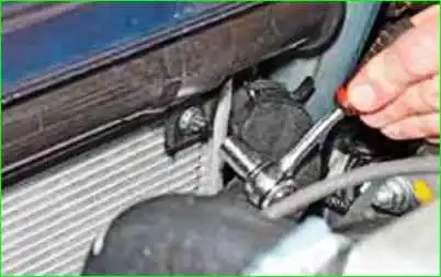 Entfernung und Einbau des Luftfiltergehäuses Entfernen und Einbauen des Luftfiltergehäuses