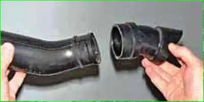 Entfernung und Einbau des Luftfiltergehäuses Entfernen und Einbauen des Luftfiltergehäuses