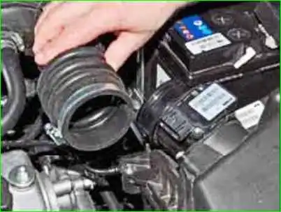 Entfernung und Einbau des Luftfiltergehäuses Entfernen und Einbauen des Luftfiltergehäuses