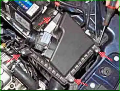 Entfernung und Einbau des Luftfiltergehäuses Entfernen und Einbauen des Luftfiltergehäuses