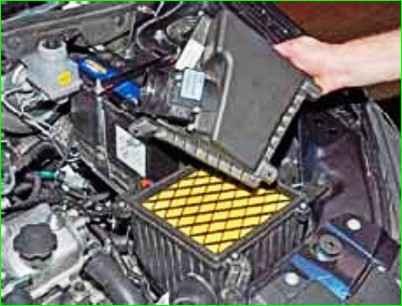Removing and installing the air filter housing