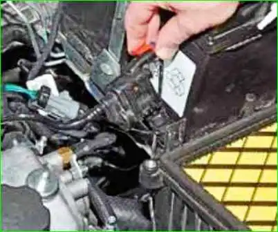 Entfernung und Einbau des Luftfiltergehäuses Entfernen und Einbauen des Luftfiltergehäuses