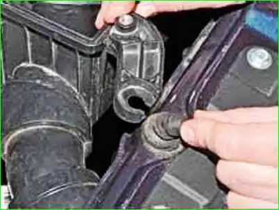 Entfernung und Einbau des Luftfiltergehäuses Entfernen und Einbauen des Luftfiltergehäuses