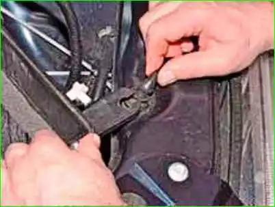 Entfernen und Installieren des Luftfiltergehäuses Entfernen und Installieren des Luftfiltergehäuses