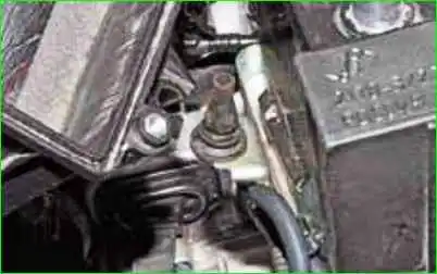 Entfernung und Einbau des Luftfiltergehäuses Entfernen und Einbauen des Luftfiltergehäuses