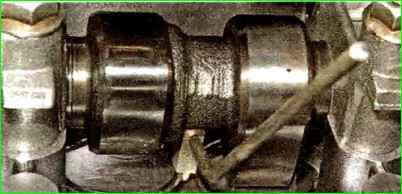 Adjusting engine valves