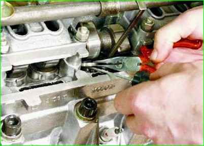 Adjusting engine valves