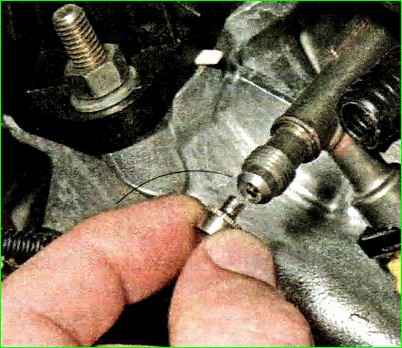How to check the pressure in the power system of the Lada Granta