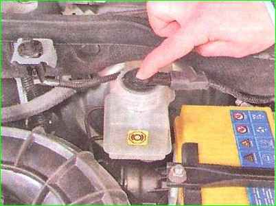 Checking and replacing the low brake fluid level sensor