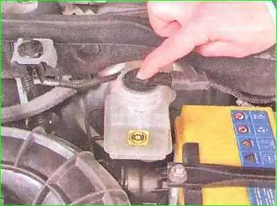Тежегіш сұйықтығының төмен деңгейінің сенсорын тексеру және ауыстыру