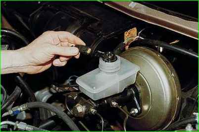 Checking and replacing the low brake fluid level sensor