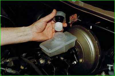 Überprüfen und Ersetzen des Sensors für niedrigen Bremsflüssigkeitsstand