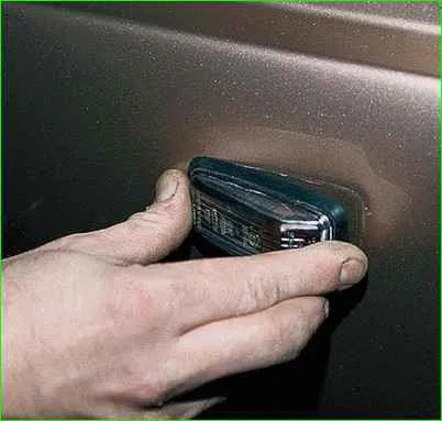 Replacing the turn signal and lamp replacement