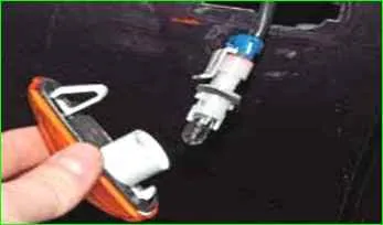 Replacing the turn signal and lamp replacement