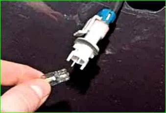 Replacing the turn signal and replacing the lamp
