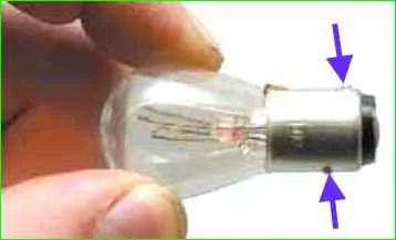 Austausch der Lampen und Ausbau des Rücklichts