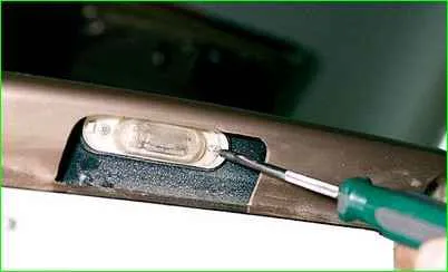 Austausch der Kennzeichenbeleuchtungslampen