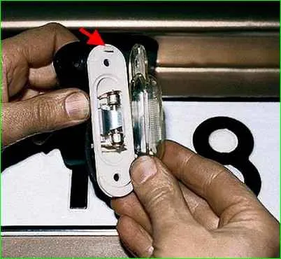 Kennzeichenbeleuchtungslampen austauschen