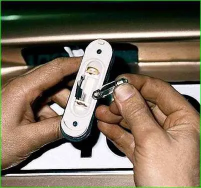 Austausch der Kennzeichenbeleuchtungslampen