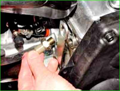 Replacing the emergency oil pressure sensor