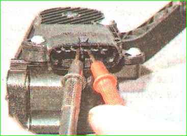 Cómo revisar y reemplazar el pedal del acelerador del Lada Granta